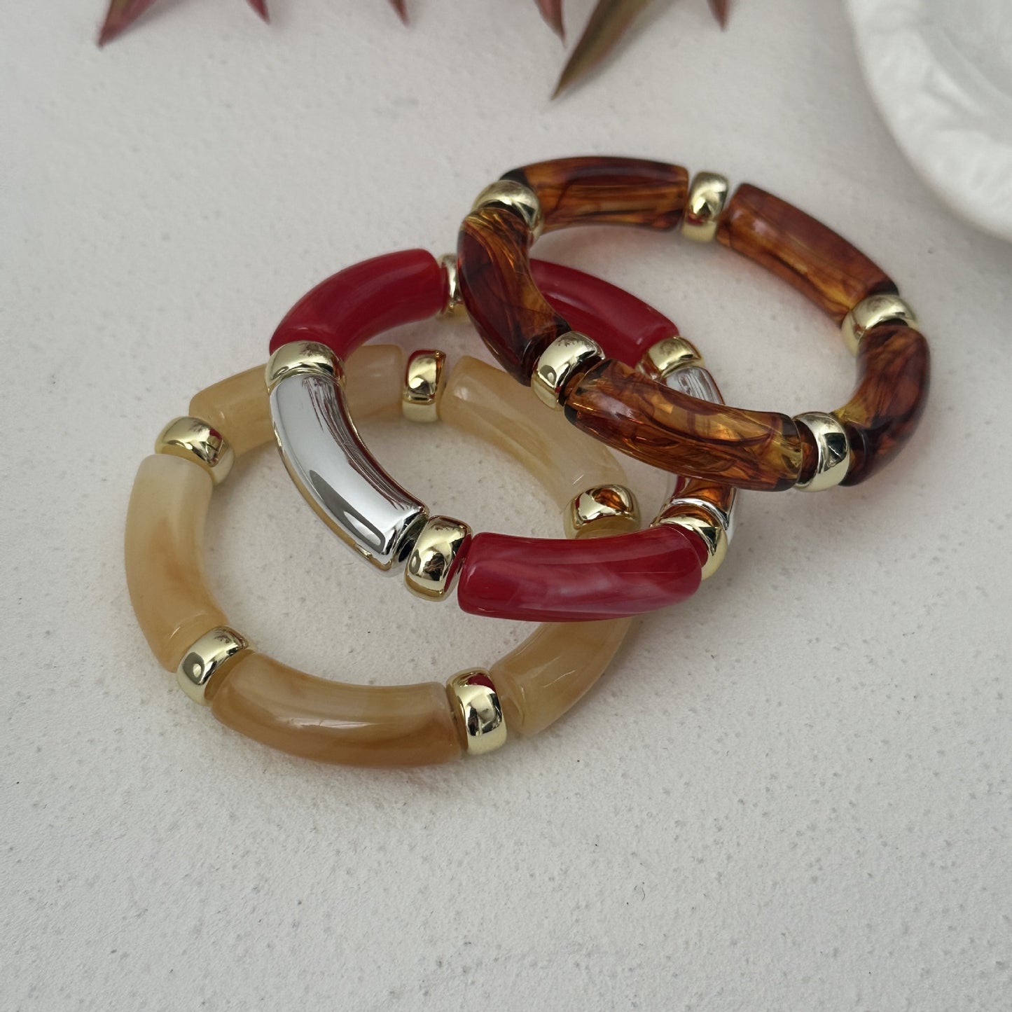 Set di bracciali con perline in resina geometrica e snodi in bambù, placcati oro e tubi curvi lucidati