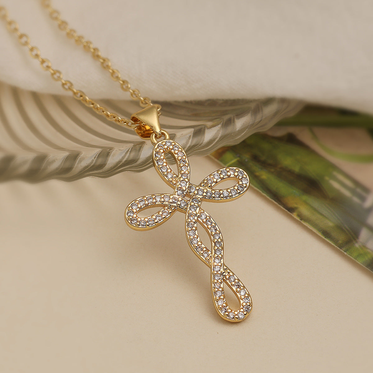 Collana con Ciondolo a Croce Minimalista da Donna in Rame con Placcatura in Oro 18 carati e Intarsio in Zirconi