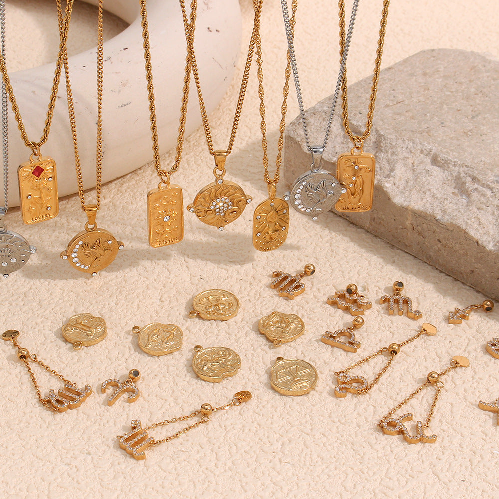 Collana con ciondolo a tema zodiacale in acciaio inossidabile placcato oro 18 carati e cordino regolabile da donna
