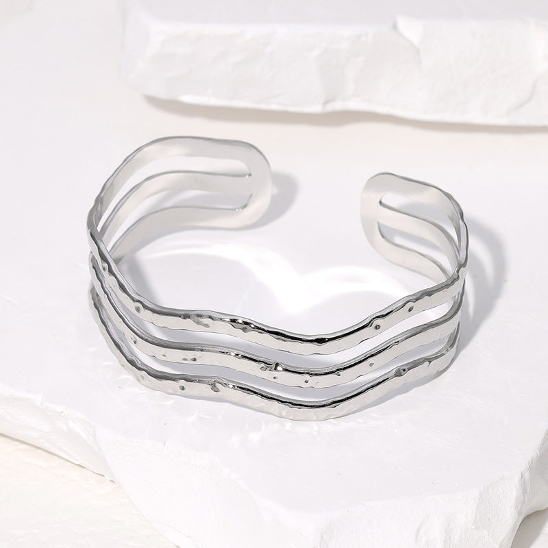 Pulsera Minimalista de Acero Inoxidable Ondulada con Baño de Oro de 18K para Mujer