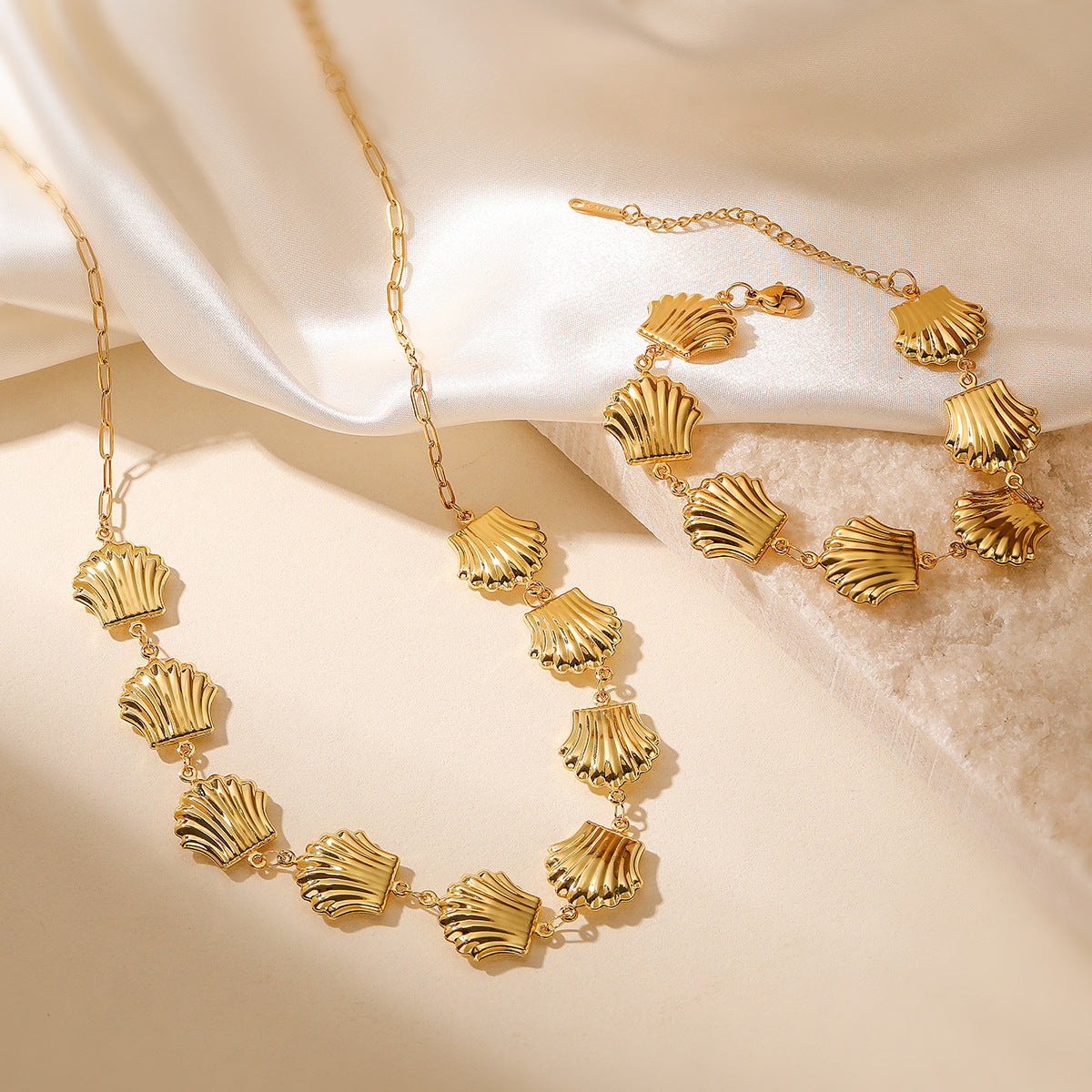 Collana con Ciondolo Minimalista a Forma di Conchiglia da Donna in Acciaio Inossidabile con Placcatura in Oro 18K