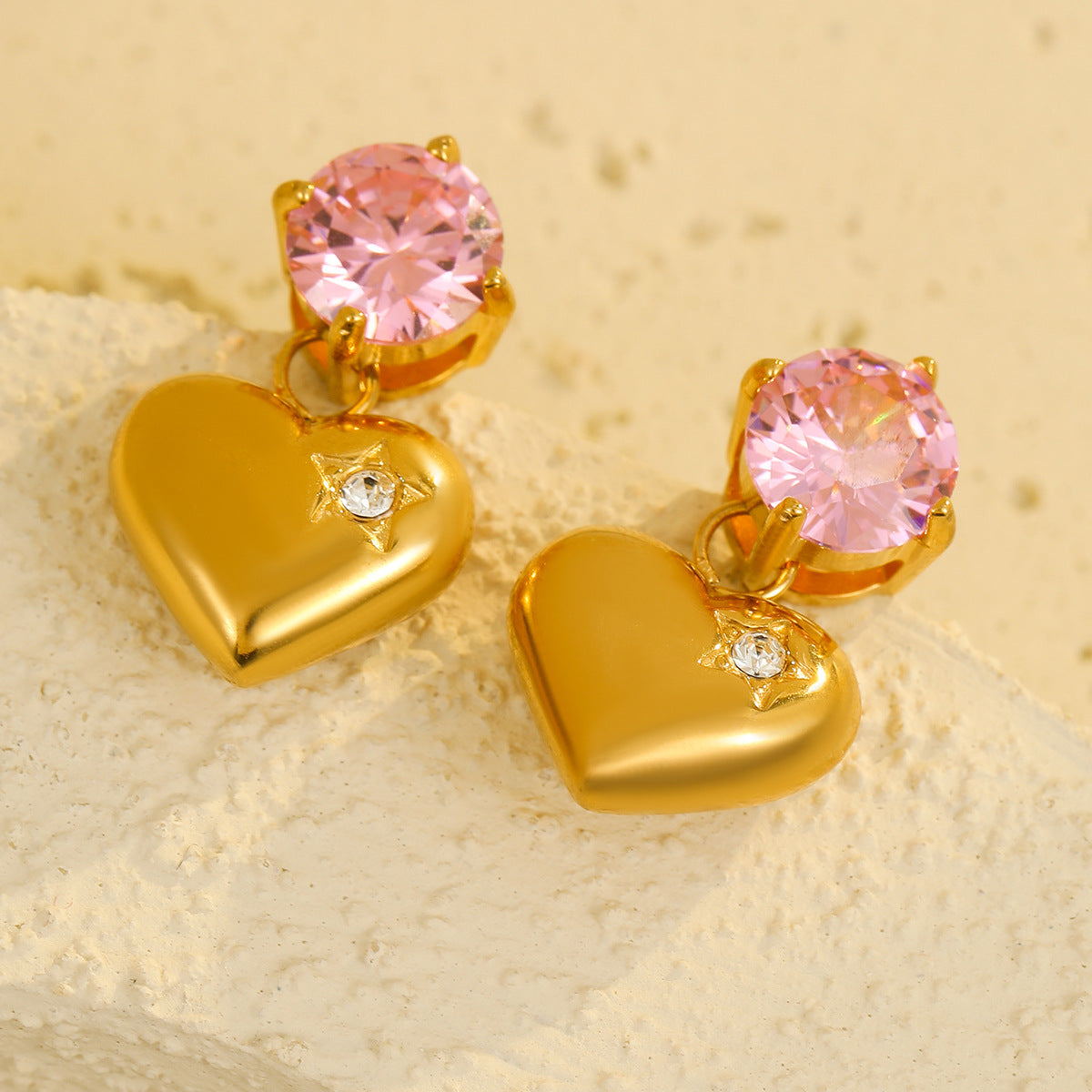 Orecchini a Cuore in Acciaio Inossidabile Stile Vintage con Placcatura in Oro e Intarsio di Zirconi Cubici