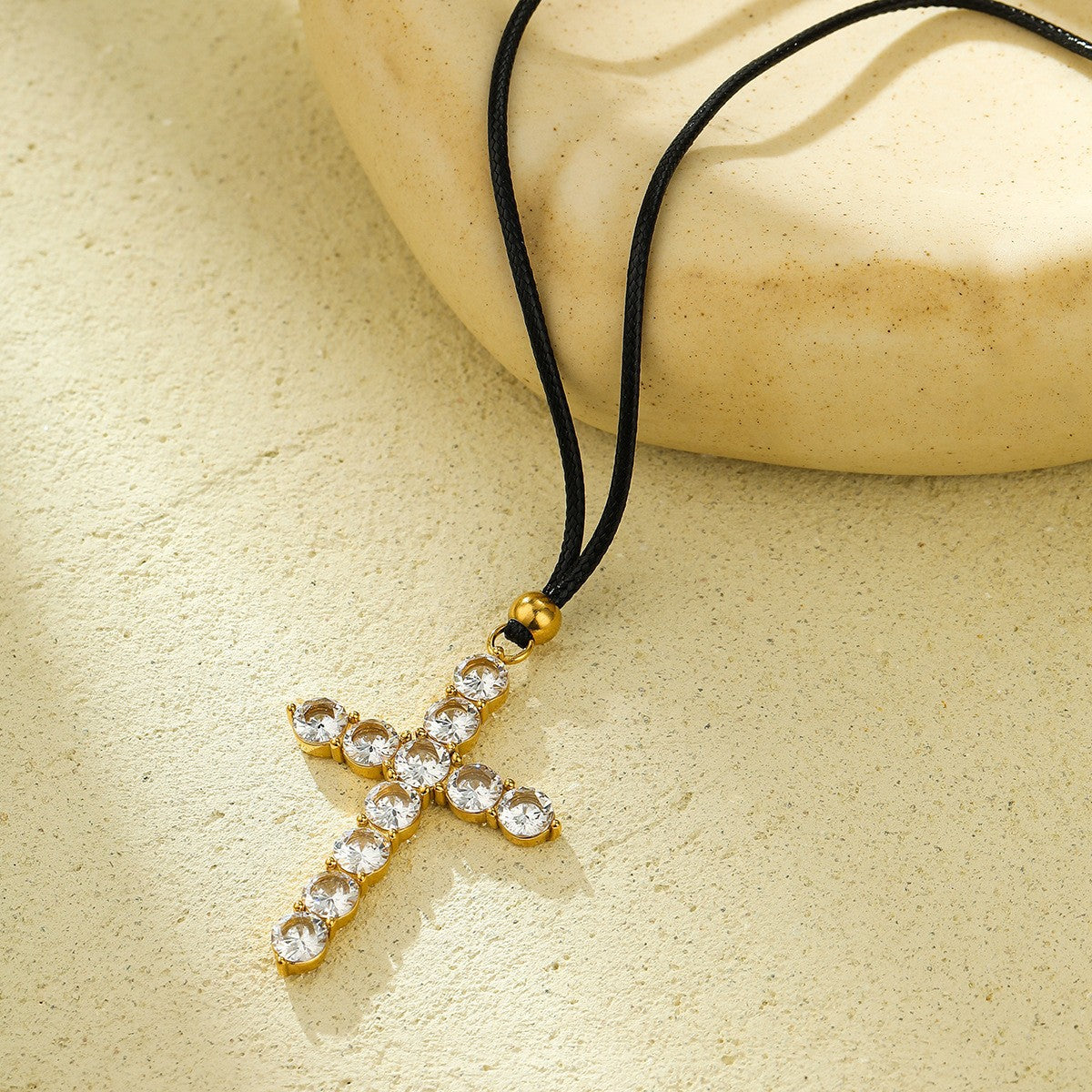 Collar con colgante de cruz geométrica de moda para mujer, de acero de titanio con chapado en oro de 18 quilates e incrustaciones de circonitas