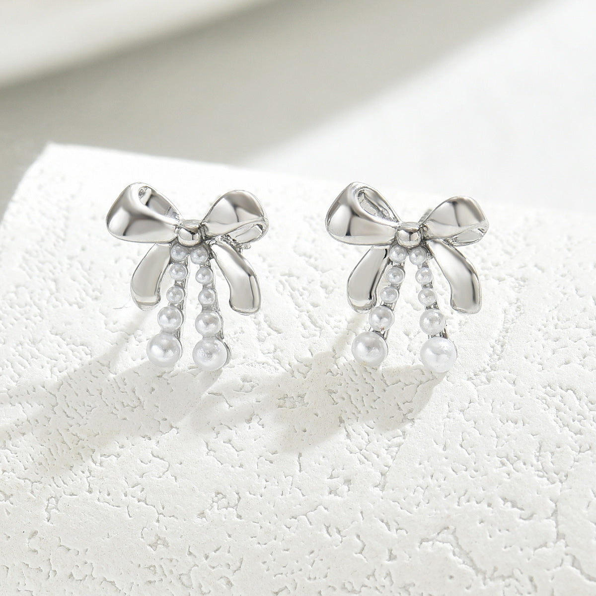 Pendientes Geométricos de Lazo Dulces y Atrevidos para Mujer con Incrustaciones de Perlas en Base de Cobre y Postes de Acero Inoxidable