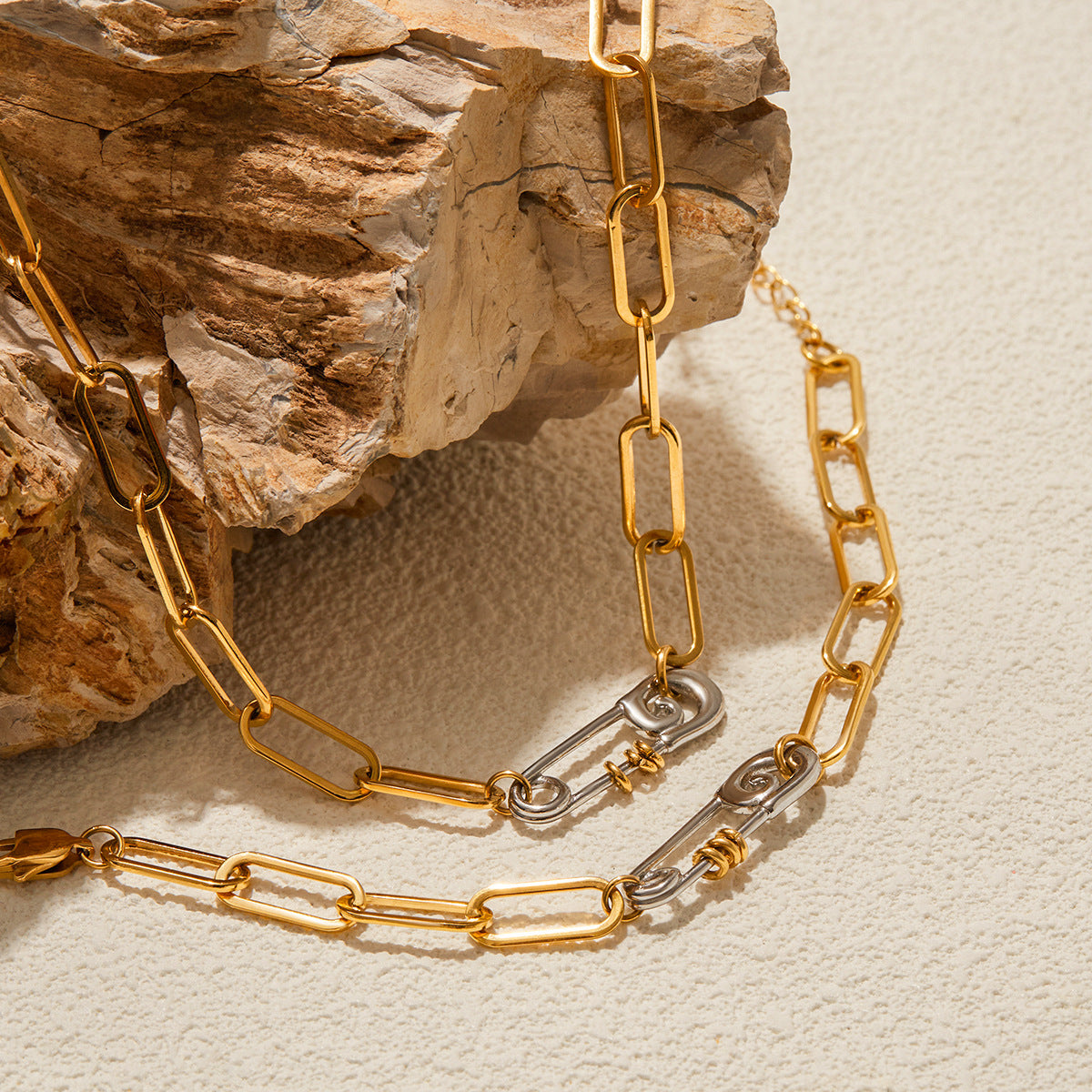 Collar con colgante de clip geométrico minimalista de acero inoxidable chapado en oro de 18 quilates con cadena de acero de titanio para mujer