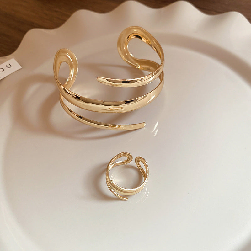 Elegante bracciale in metallo a fascia aperta geometrico con design a linee traforate per donna