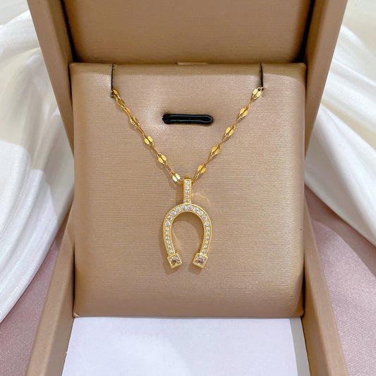 Collana Minimalista Geometrica da Donna in Acciaio al Titanio con Accenti Micro-Pavé Dorati e Delicata Catena a Clavicola