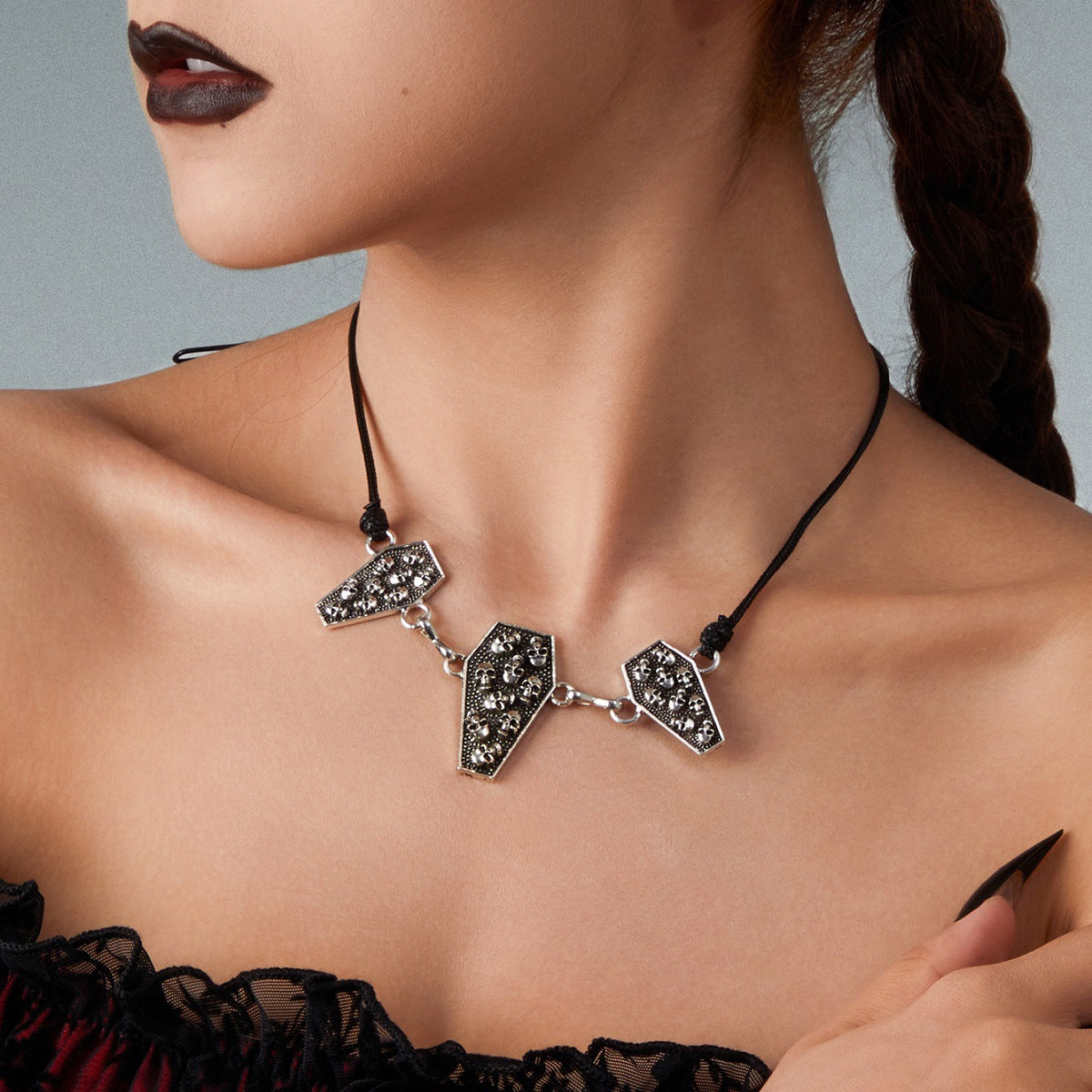 Collar de cadena con calavera geométrica estilo gótico oscuro y colgante con aleación bañada y detalle de borla