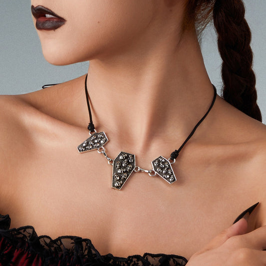 Collana gotica scura con ciondolo a teschio geometrico, in lega placcata e nappina, stile dark