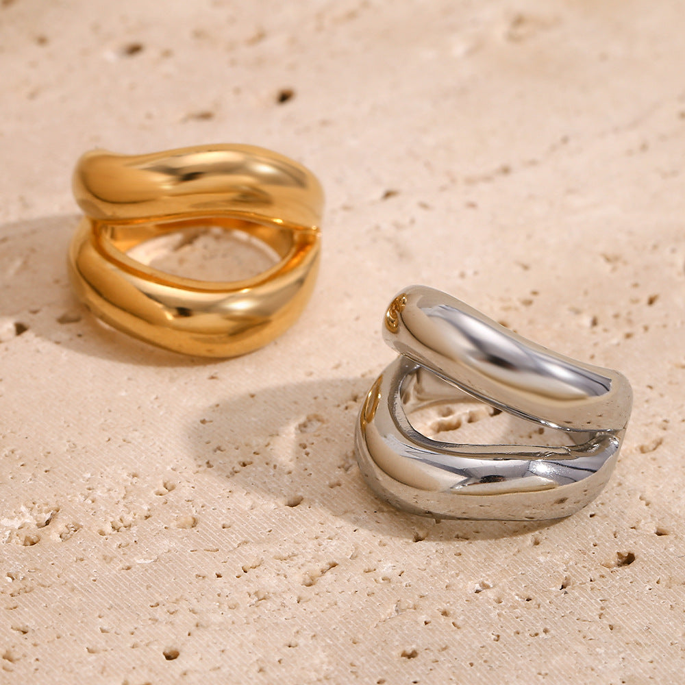 Anillo minimalista de acero inoxidable chapado en oro de 18 quilates con diseño de labios geométricos para mujer