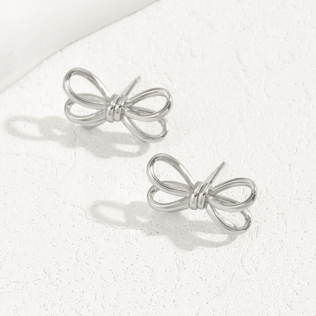 Pendientes de cobre minimalistas con forma de lazo dulce con acabado galvanizado para mujer