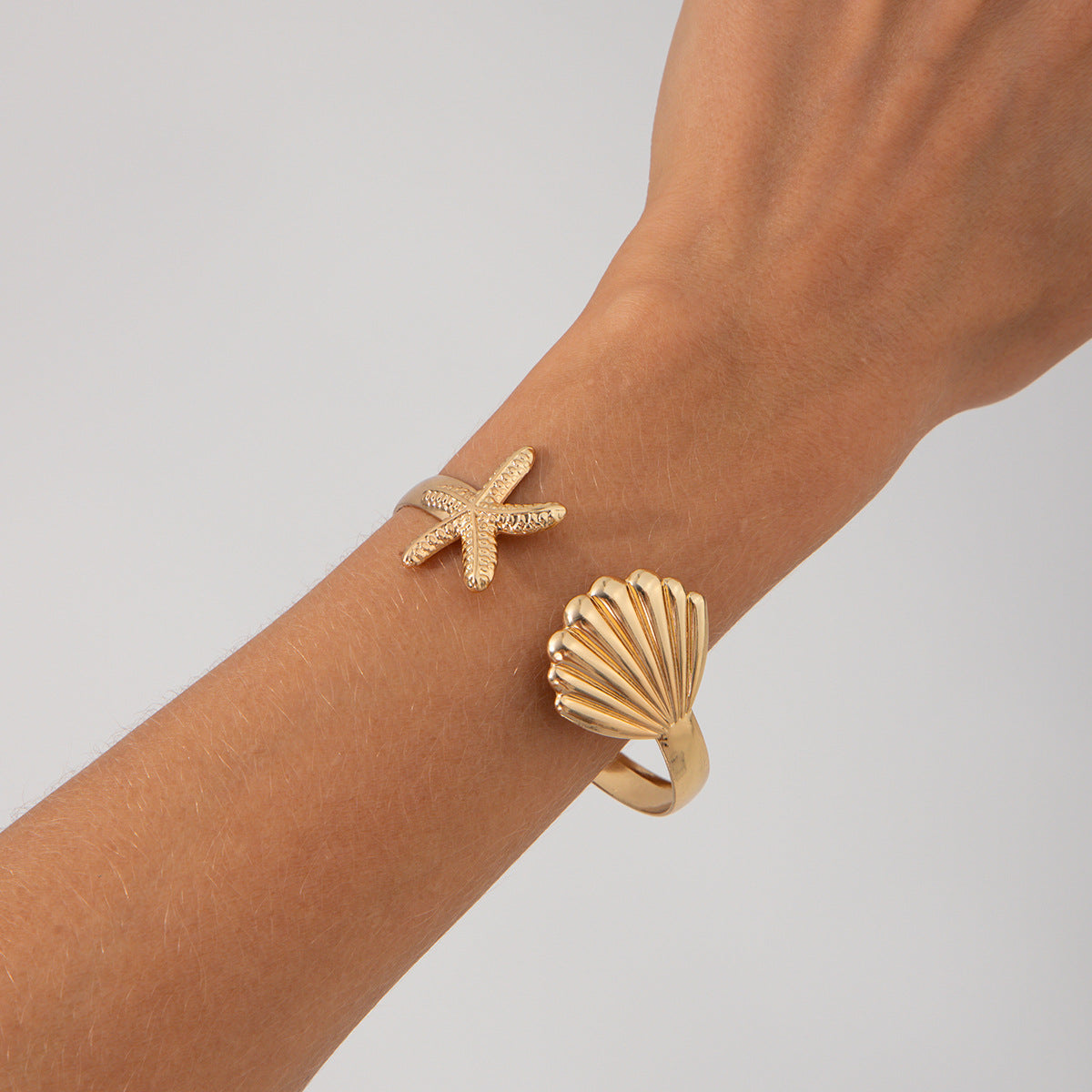 Pulsera de metal con forma de estrella de mar y concha de estilo vacacional con acabado chapado para mujer