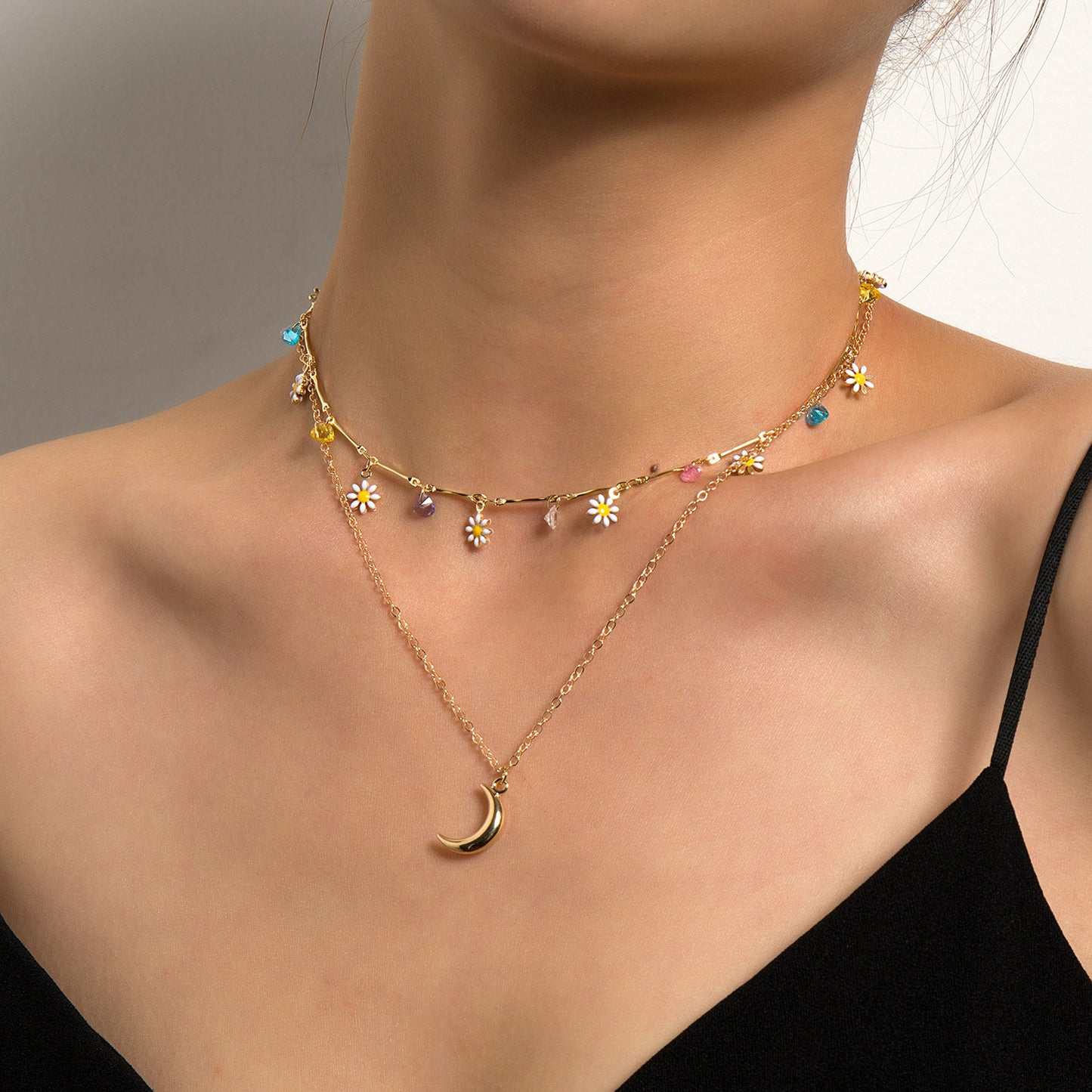 Collar con colgante de aleación con forma de luna vintage para mujer con acabado chapado y cadena corta a la altura de la clavícula