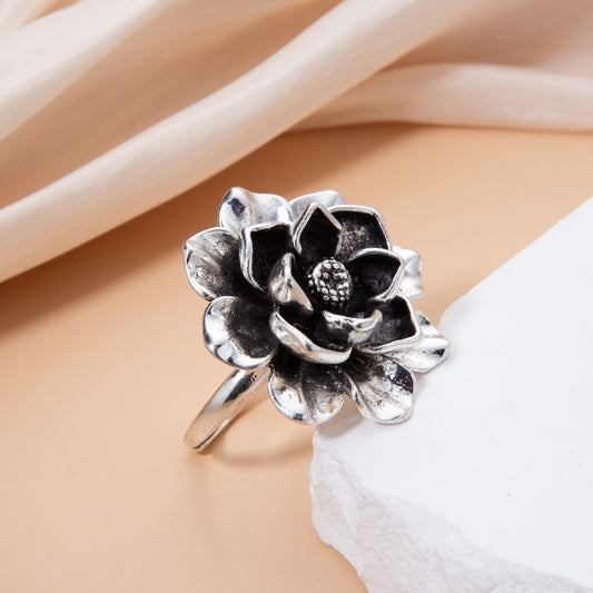 Anillo floral vintage para mujer con construcción de aleación de zinc, diseño de banda abierta ajustable, joyería de mano con forma de pétalo minimalista