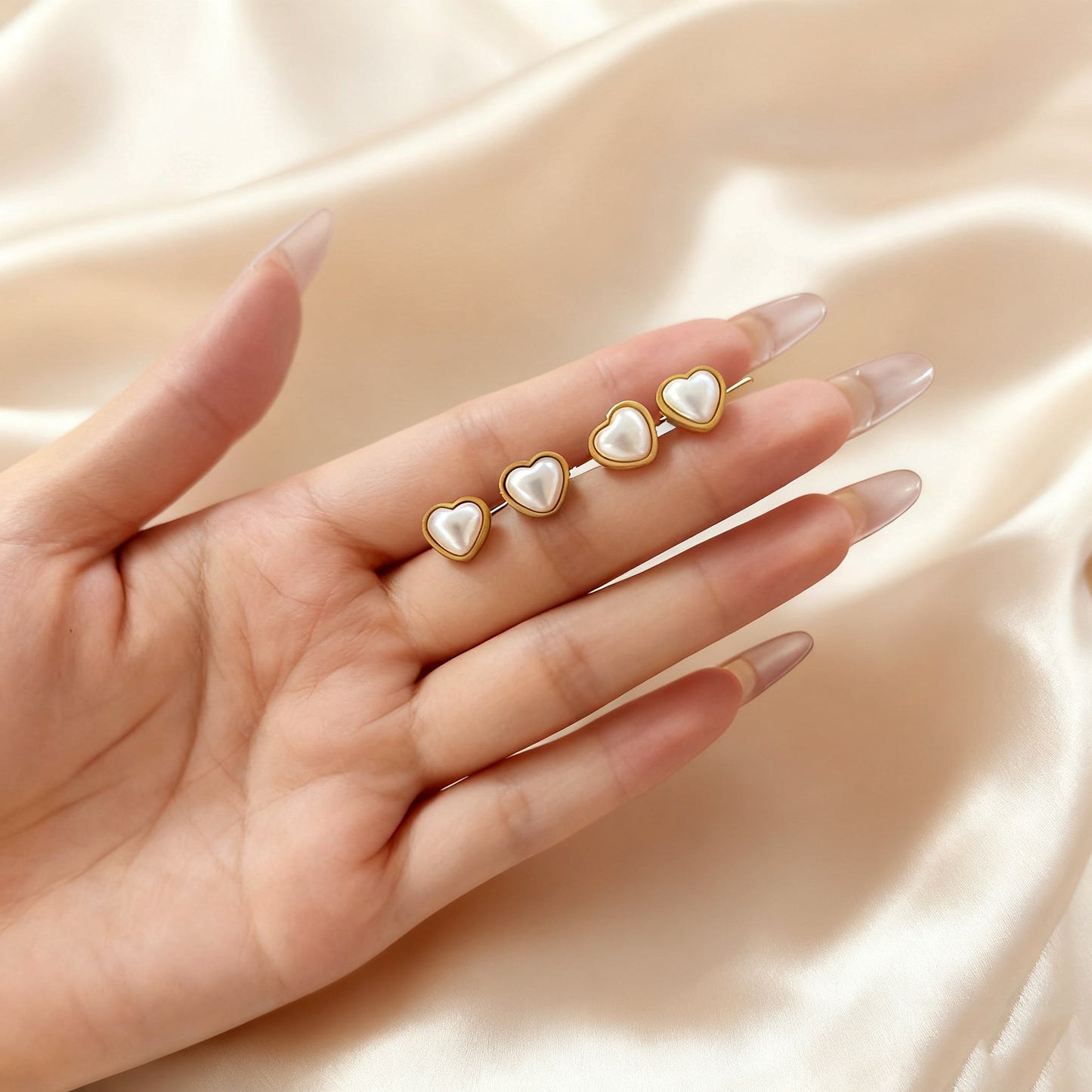 Orecchini a perno eleganti e minimalisti a forma di cuore in acciaio inossidabile con perni in acciaio al titanio