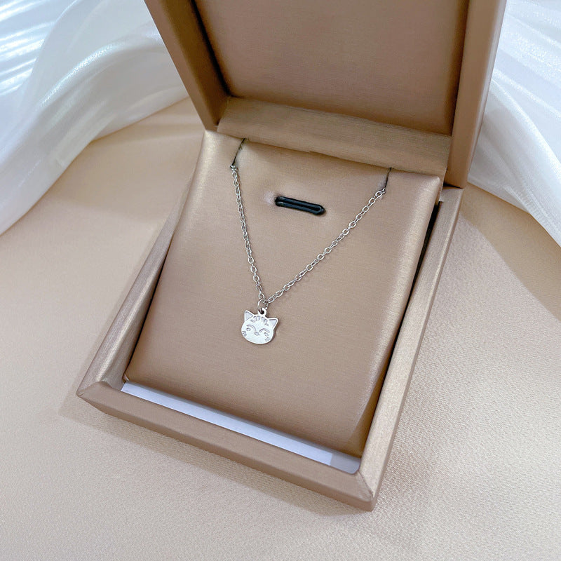 Collana con ciondolo minimalista in acciaio al titanio a forma di gatto sorridente per donna con design geometrico e finitura placcata oro