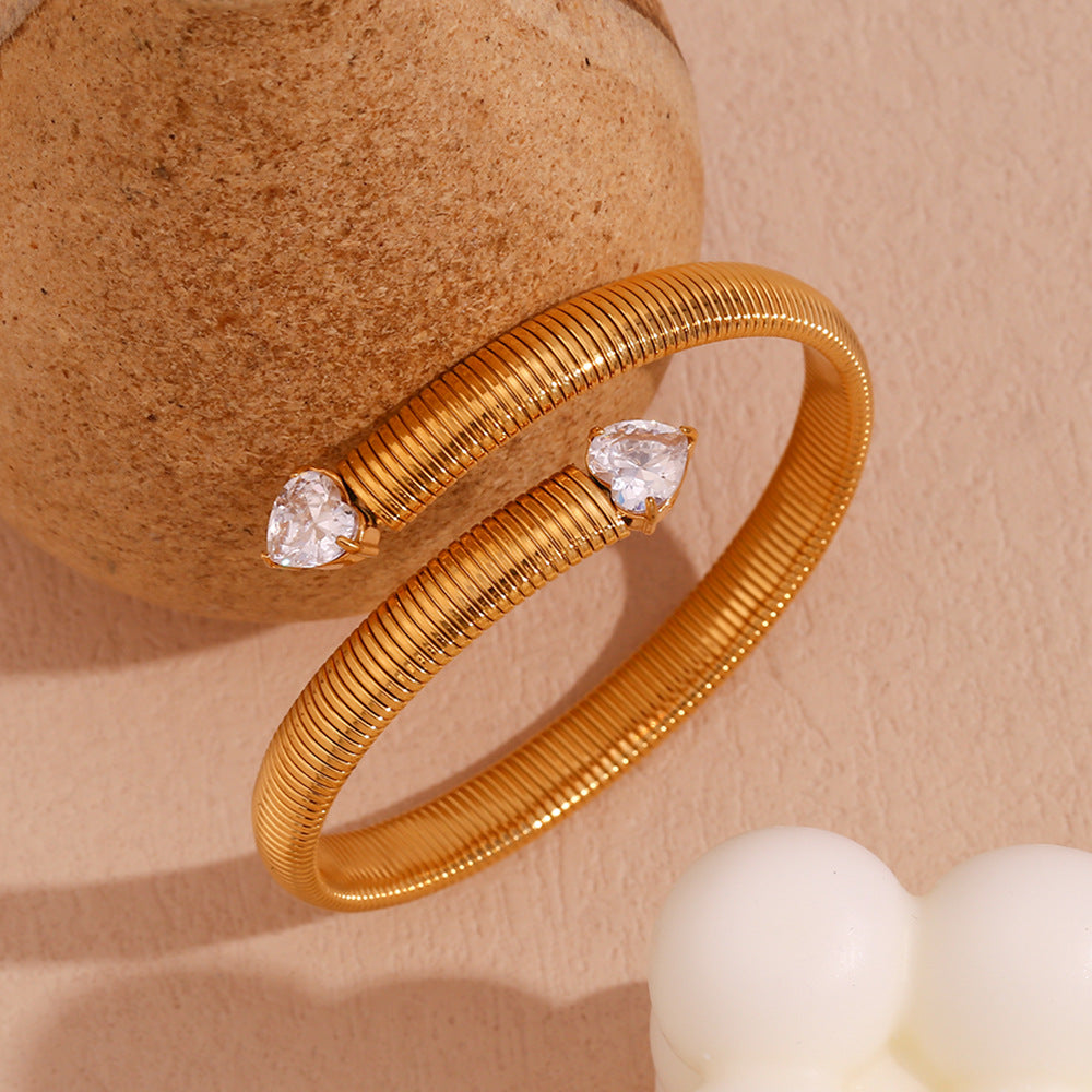 Bracciale alla moda da donna in acciaio inossidabile placcato oro 18 carati a forma di cuore con zirconi, modello aperto