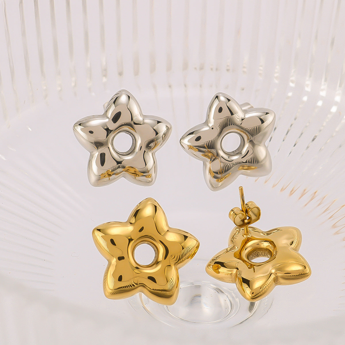 Orecchini minimalisti a stella geometrica in acciaio inossidabile con design a traforo e placcatura sottovuoto in oro 18K da donna