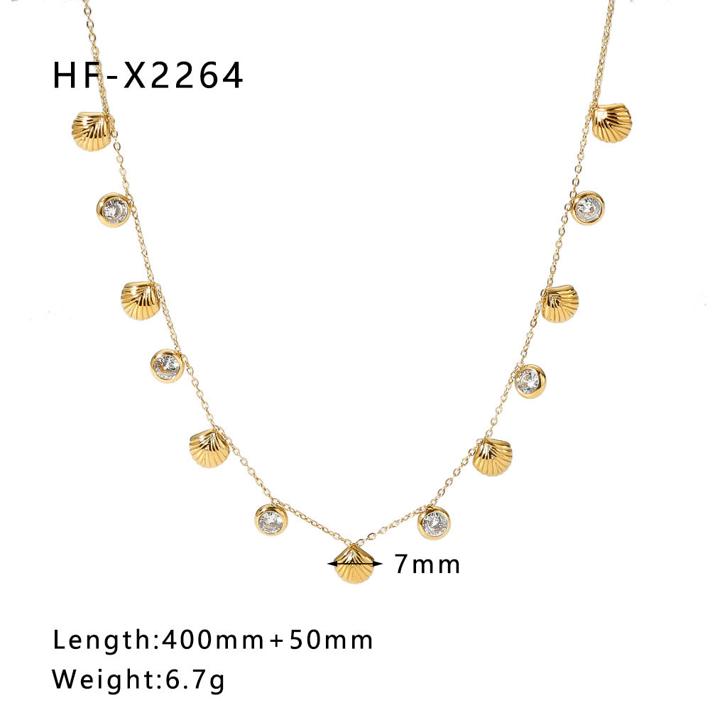 Collana con pendente minimalista Luna e Sole con accenti di perle e conchiglie, intarsio di zirconi su acciaio inossidabile, catena a serpente da donna