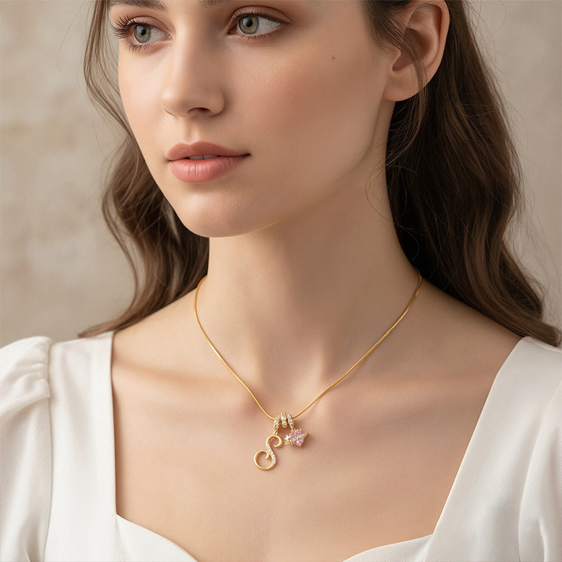 Collana con ciondolo a lettera minimalista in rame con intarsio di zirconi dal design geometrico per donna