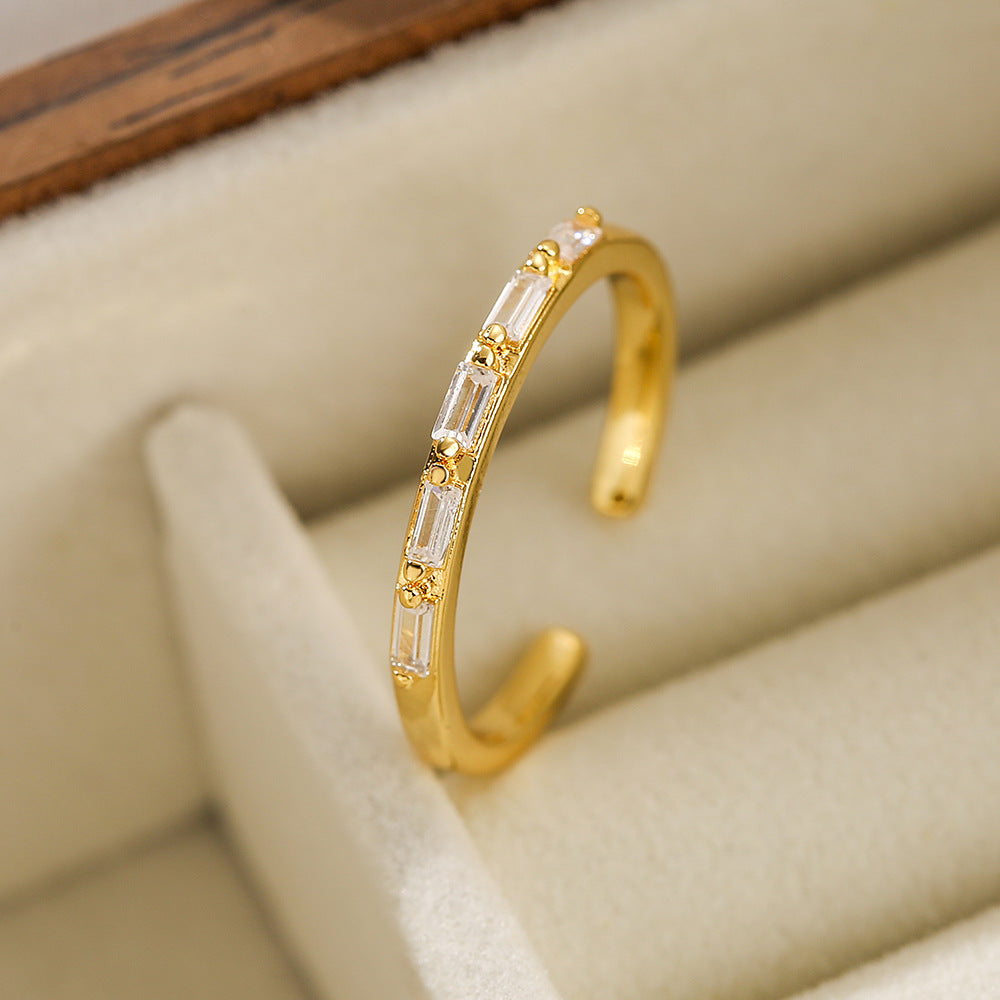 Anello Aperto Geometrico Minimalista da Donna in Ottone con Placcatura in Oro Vero e Intarsio di Zirconi