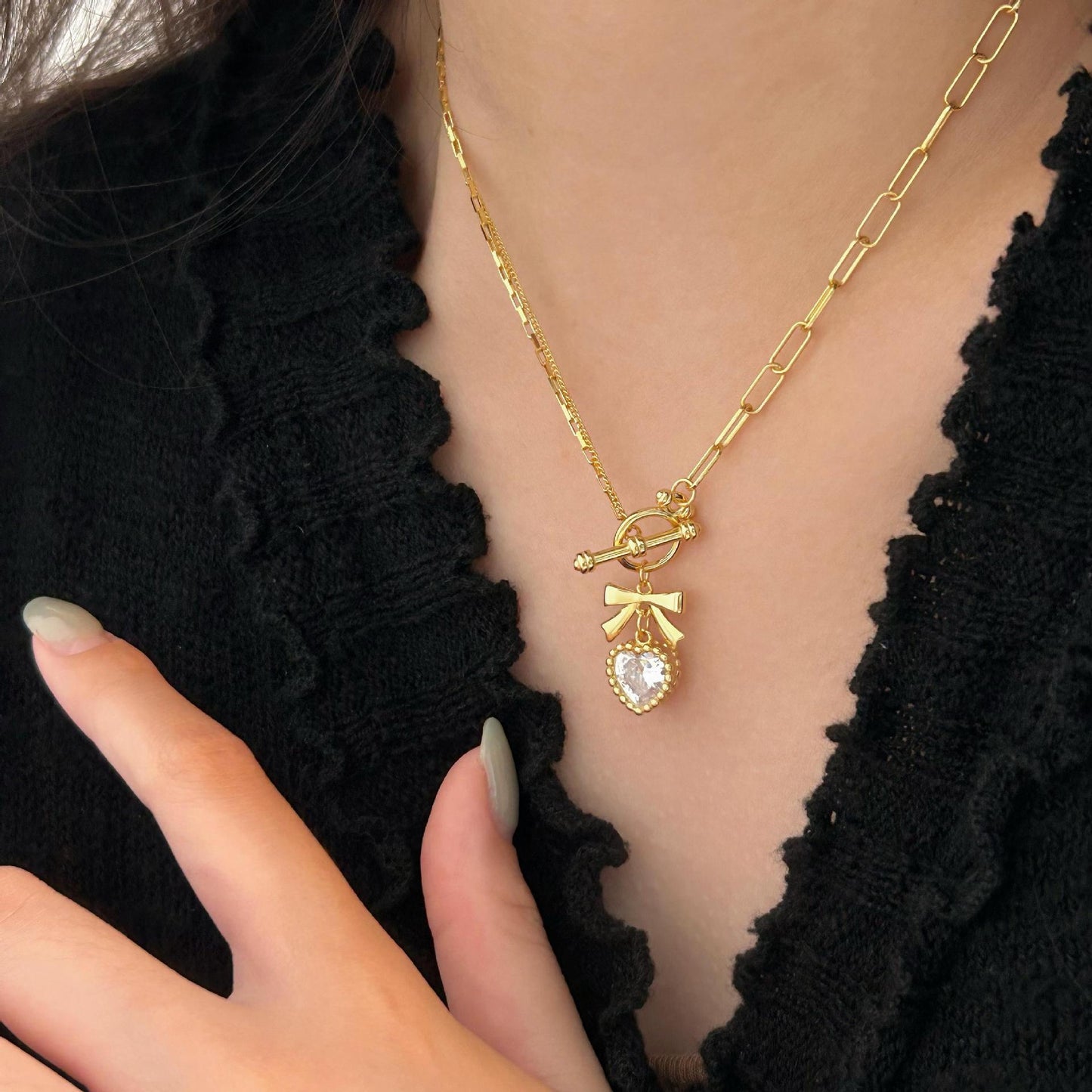 Collana minimalista con fiocco e cuore in argento sterling 925 con strass su catenina a maglie incrociate