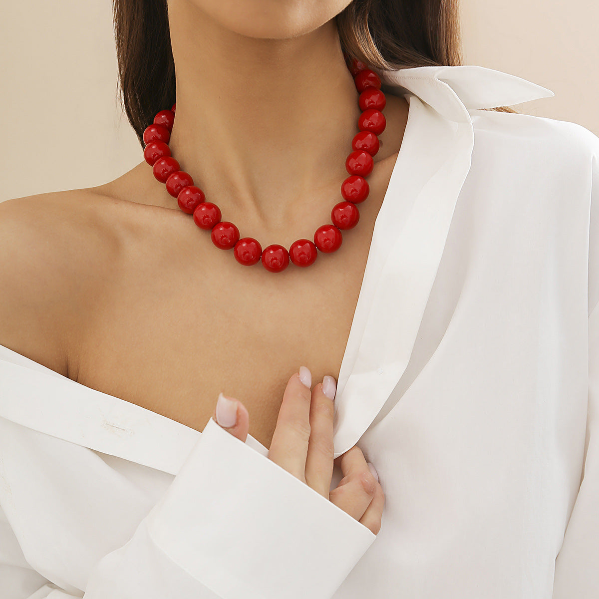 Collana in acrilico con perline geometriche in stile Instagram minimalista da donna, catena a strato singolo per la clavicola con lavorazione artigianale