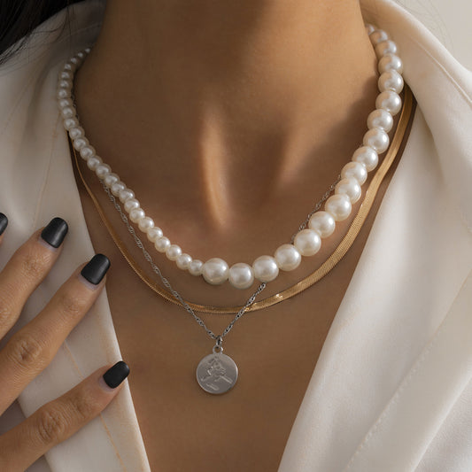Collana con ciondolo geometrico asimmetrico da donna con struttura in lega e finitura galvanizzata