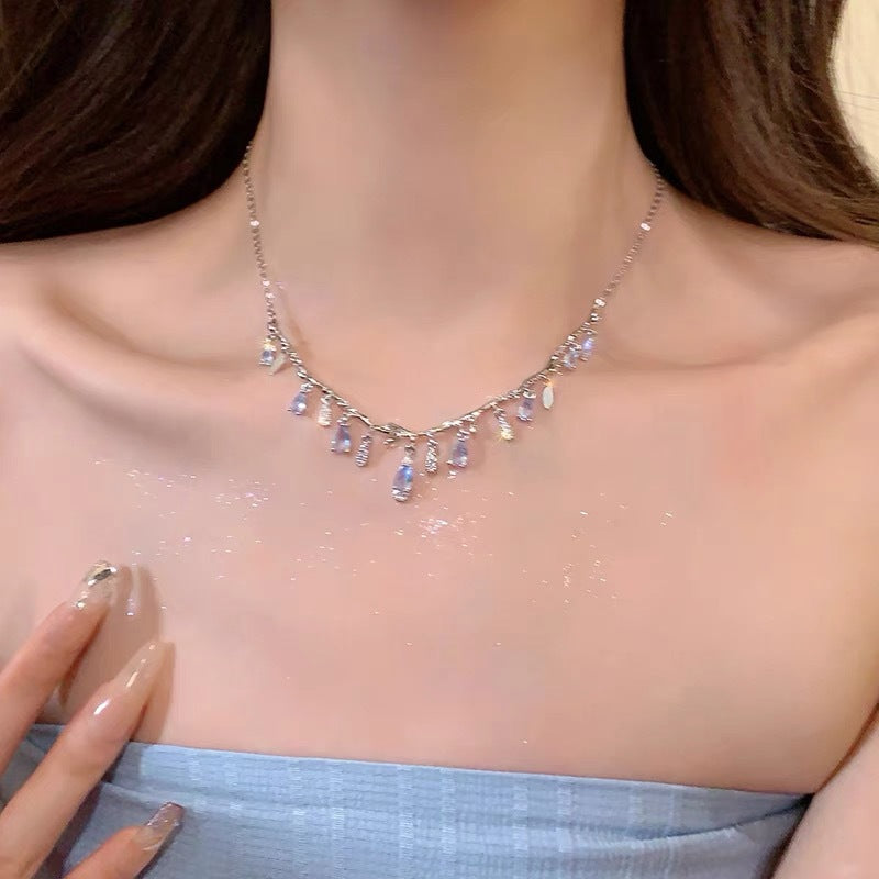 Elegante collar con colgante de lazo de diamantes de imitación y detalles de nácar perlado para mujer — Delicada cadena para clavícula en estilo de lujo minimalista y a la moda