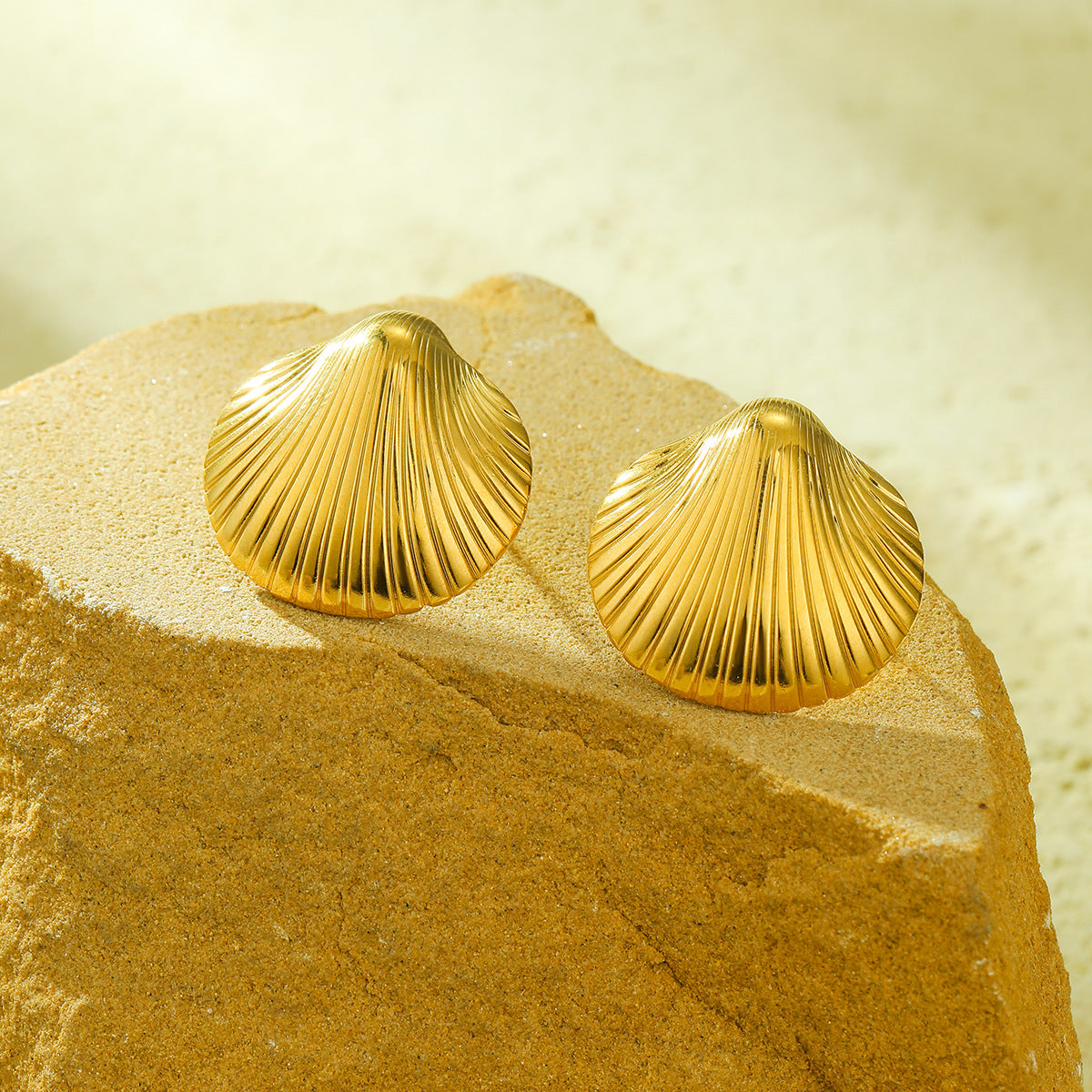 Pendientes de acero de titanio con forma de vieira, chapados en oro de 18 quilates, inspirados en el océano y de moda para mujer