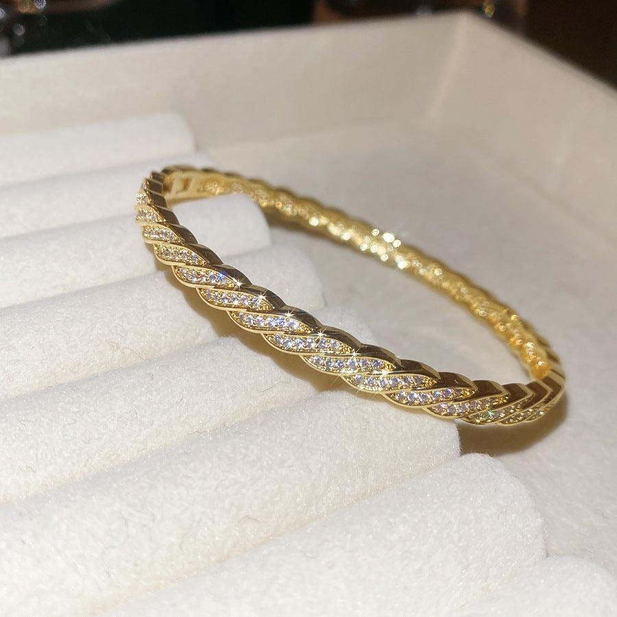 Bracciale rigido aperto geometrico minimalista da donna con placcatura in oro e intarsio in zirconi, accessorio di moda leggero per tutti i giorni