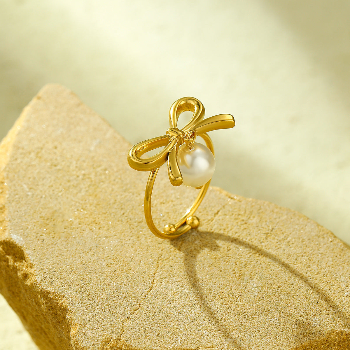 Anillo Minimalista de Acero de Titanio con Forma de Lazo para Mujer con Incrustaciones de Perlas y Acabado Chapado