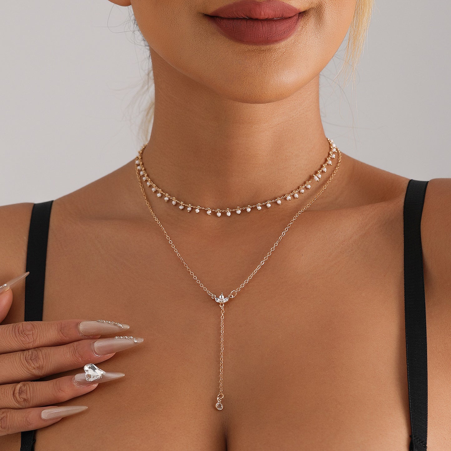 Fashion Minimalist Geometric Crystal Pendant Necklace with Rhinestone Accents on Delicate Clavicle Chain