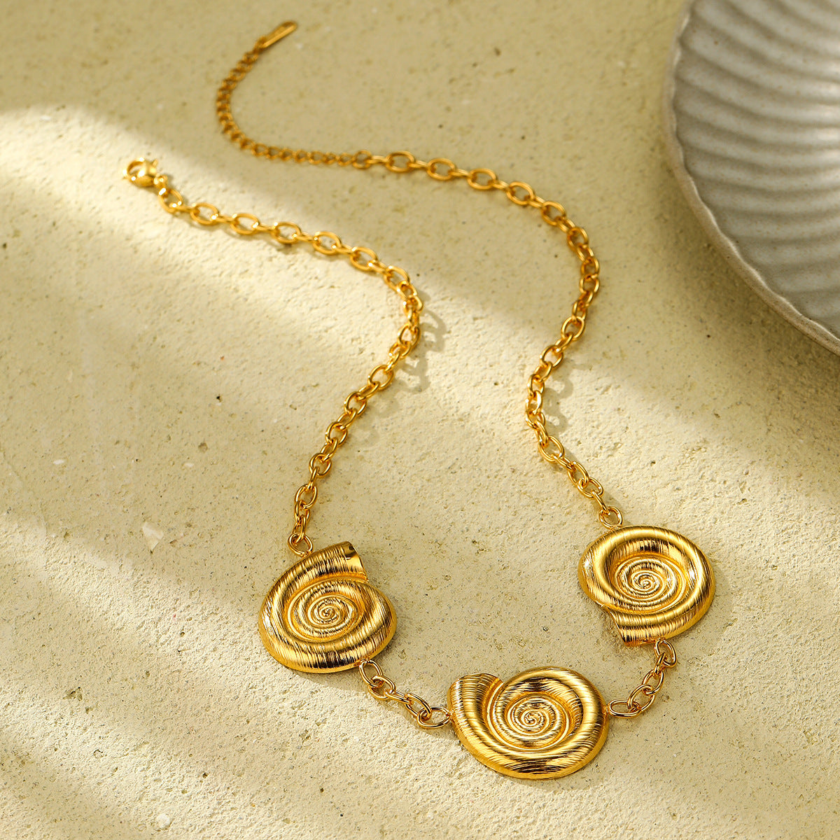 Collana con ciondolo a chiocciola a spirale alla moda in acciaio inossidabile con placcatura in oro 18 carati da donna