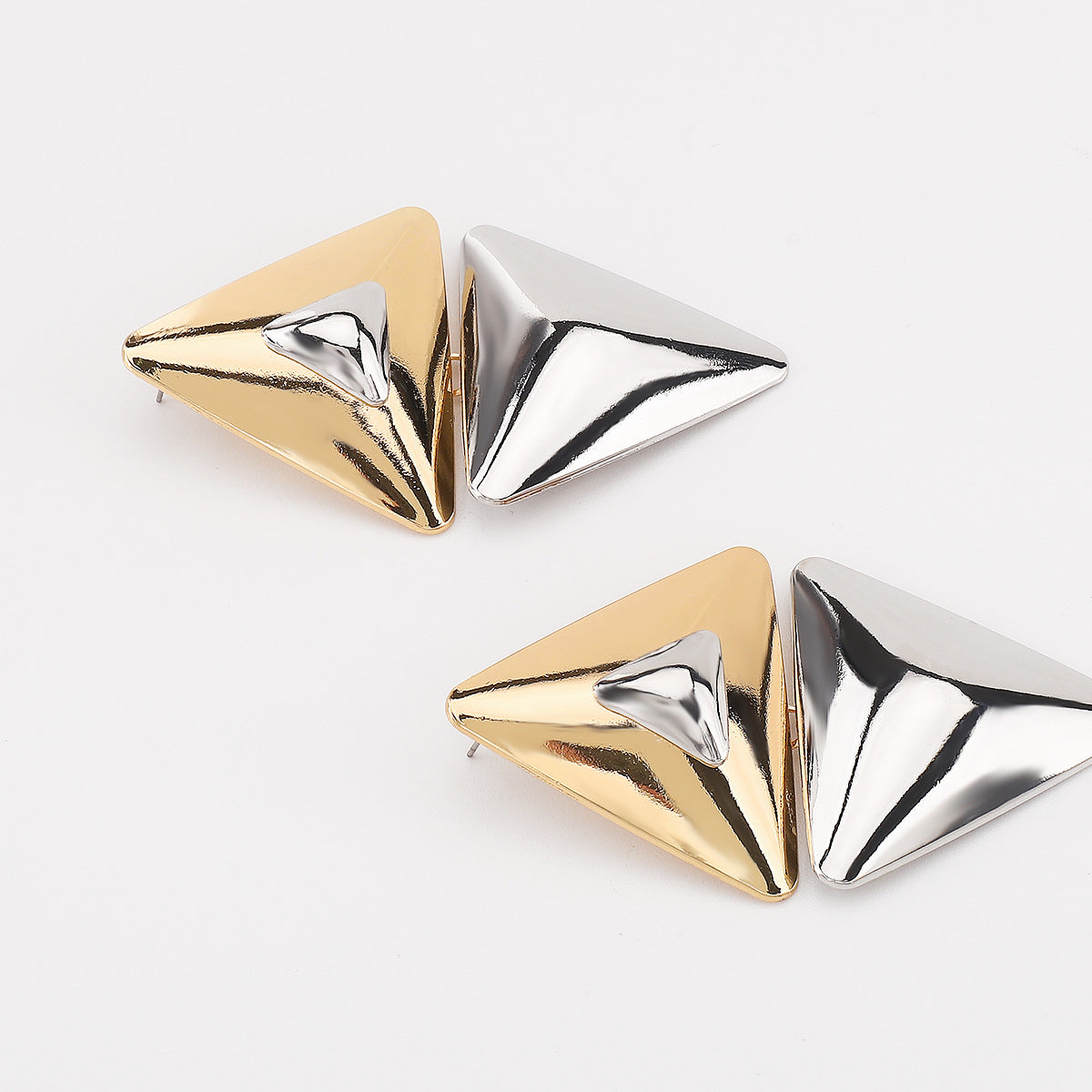 Orecchini a perno da donna geometrici a triangolo in lega alla moda con finitura galvanizzata