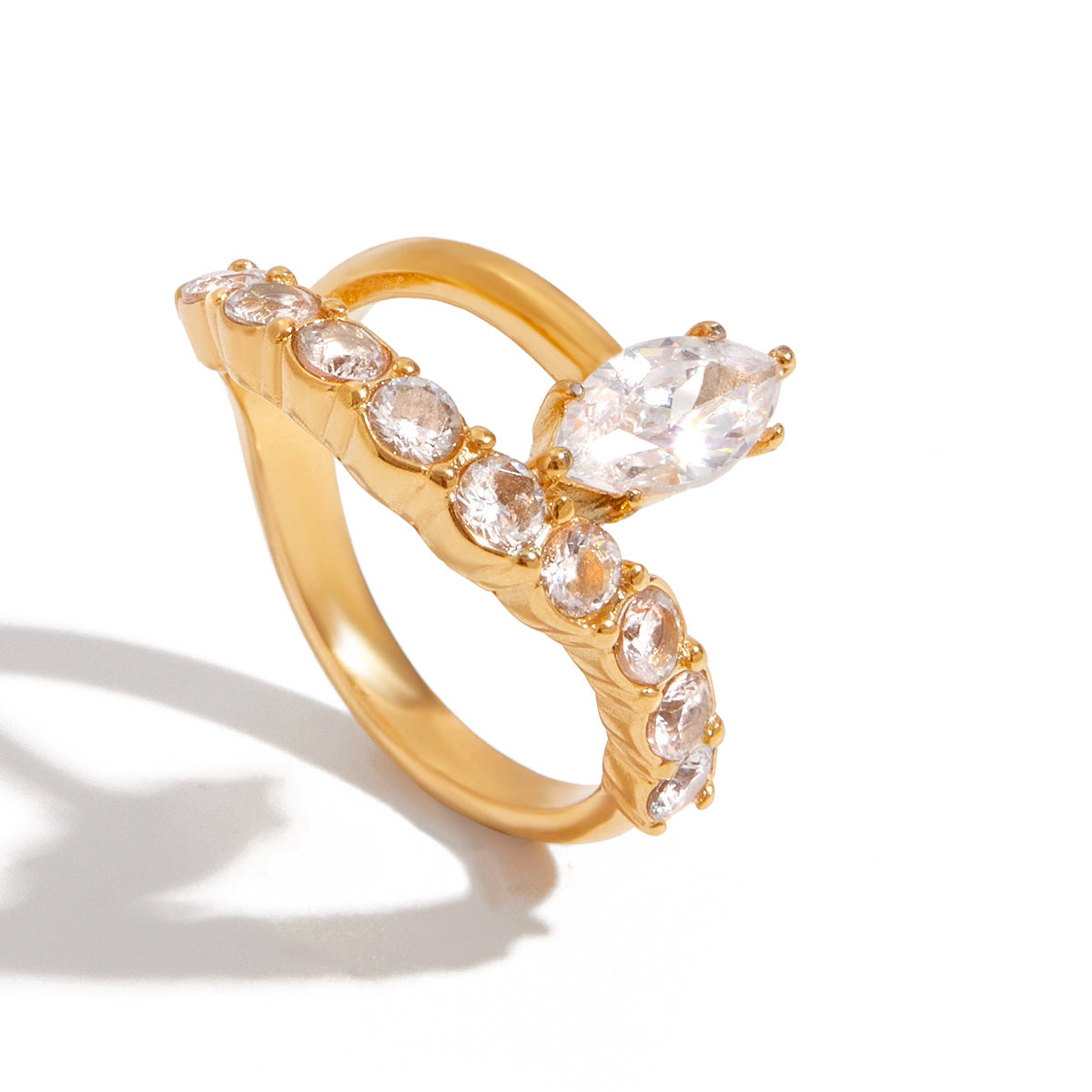 Anillo de Acero de Titanio Geométrico con Incrustaciones de Zirconia para Mujer, Anillo de Moda de Acero Inoxidable Galvanizado con un Atractivo Minimalista de Lujo