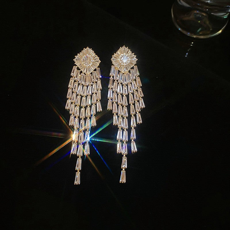 Orecchini pendenti con nappe geometriche minimaliste con intarsi di strass in rame placcato e perni in argento sterling 925 da donna