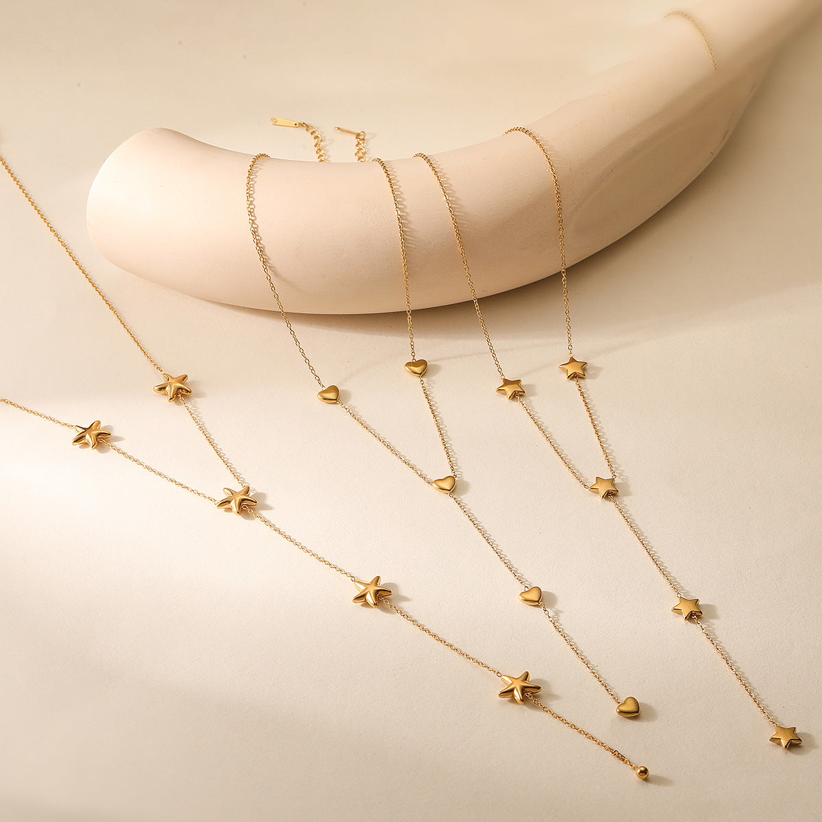 Collana pendente minimalista con cuore e stella da donna, con catena in acciaio inossidabile e dettaglio a frange