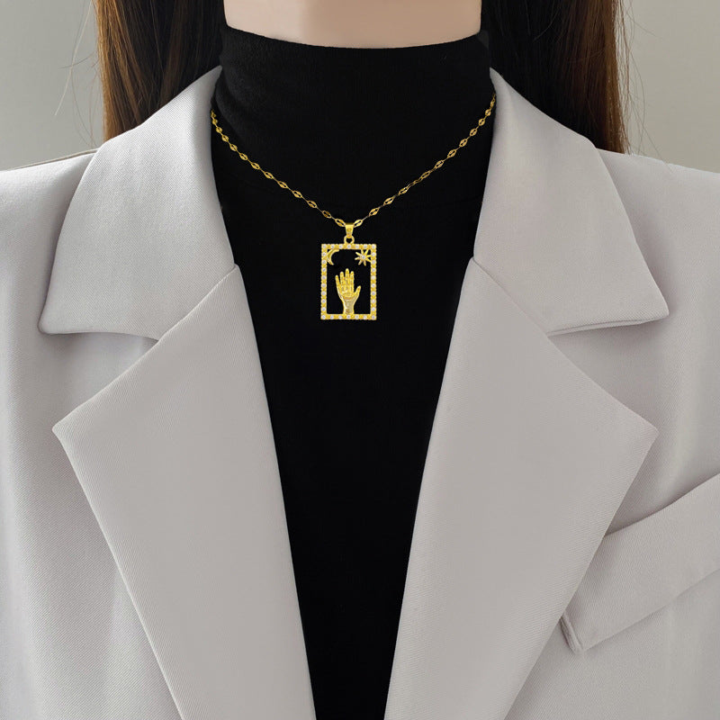 Collana pendente a luna geometrica minimalista in acciaio al titanio con accenti di strass per uomo e donna