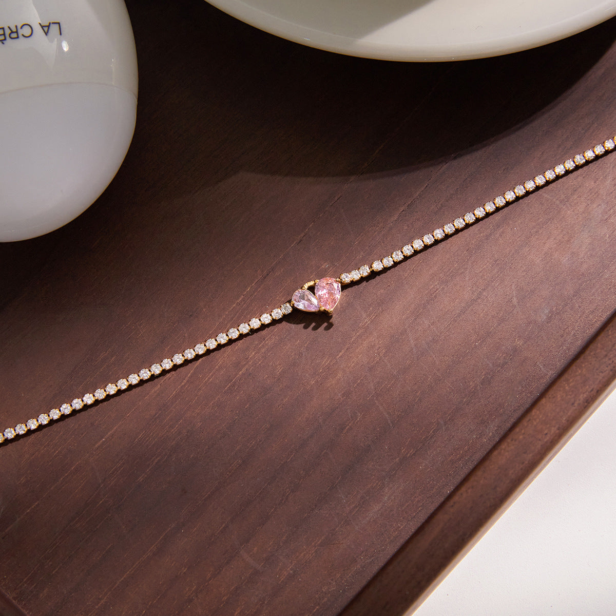 Elegante bracciale geometrico a cuore in acciaio inossidabile placcato con zirconi cubici da donna