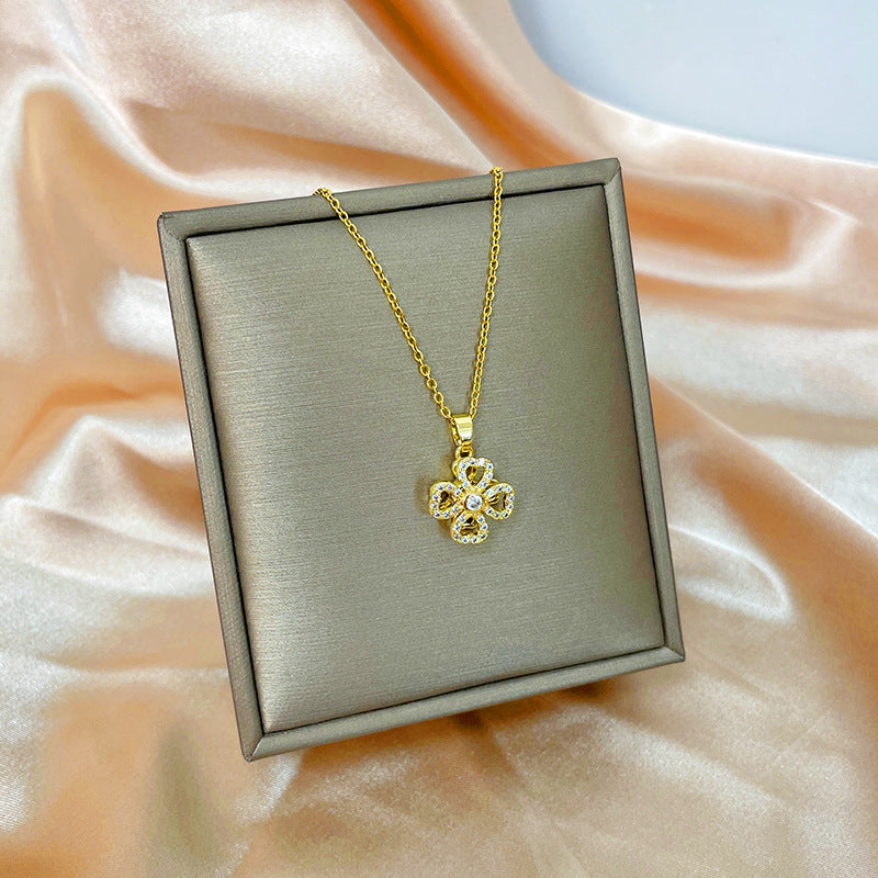 Collana con ciondolo girevole a quadrifoglio in acciaio al titanio con zirconi micropavé da donna