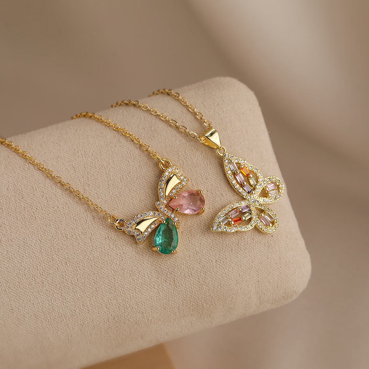 Collana Minimalista a Forma di Farfalla in Rame con Placcatura in Oro 18K e Intarsio di Zirconi per Donna