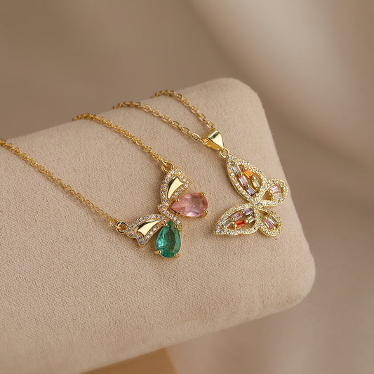 Collana Minimalista a Forma di Farfalla in Rame con Placcatura in Oro 18K e Intarsio di Zirconi per Donna