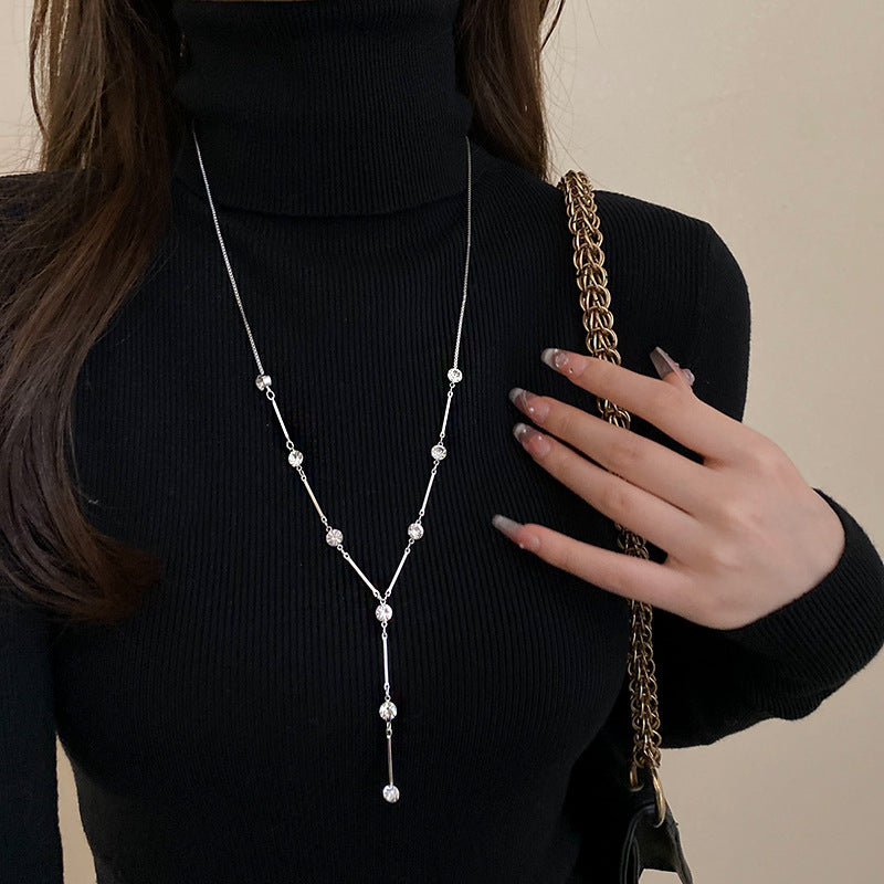 Collana con pendente a cuore a goccia in stile lusso con intarsio in strass in acciaio al titanio su catena in rame da donna