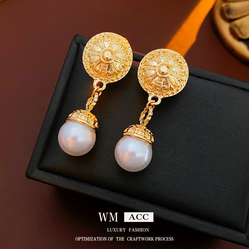Orecchini a perno da donna vintage in metallo geometrico con perla, dettagli incisi e perni in acciaio inossidabile placcato argento