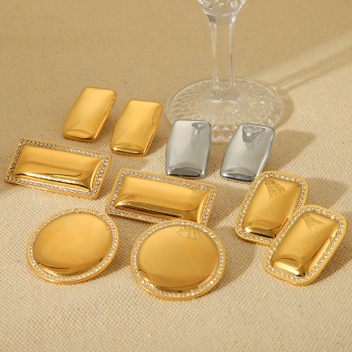Orecchini a perno da donna in acciaio inossidabile placcato oro 18 carati con intarsio di strass, stile geometrico minimalista