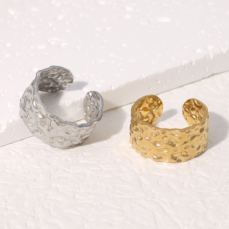 Anello da dito regolabile da donna in acciaio inossidabile dai toni freddi, con finitura placcata e dettaglio pieghettato testurizzato