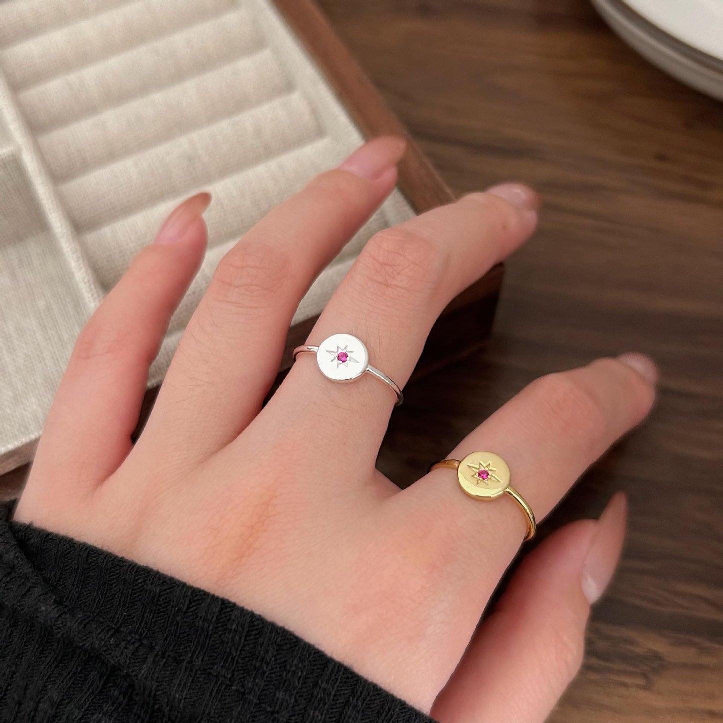 Anello Minimalista a Forma di Cuore in Argento Sterling 925 con Accenti Quadrati Smussati e Finitura Placcata