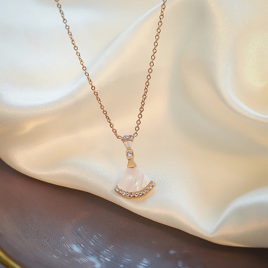 Collar minimalista con colgante de nácar en forma de abanico para mujer en acero de titanio con chapado en oro rosa y cadena tipo O