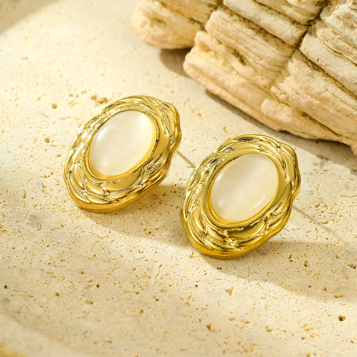 Elegantes pendientes de tuerca de acero titanio con textura ovalada, estilo lujo francés, piedra natural de ojo de gato para mujer